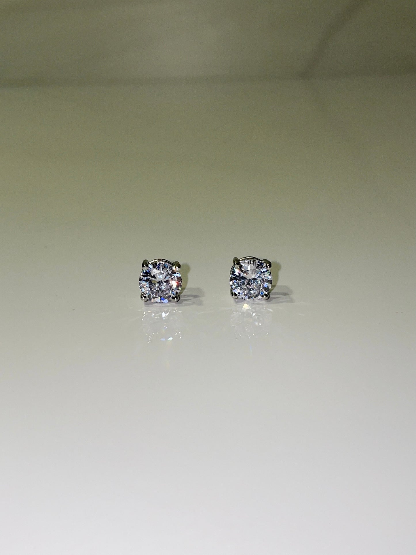 8mm cubic zirconia diamond stud earrings with screwback